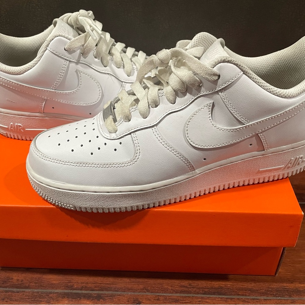 Nike White Sneakers with Classic Design and Breathable Perforations